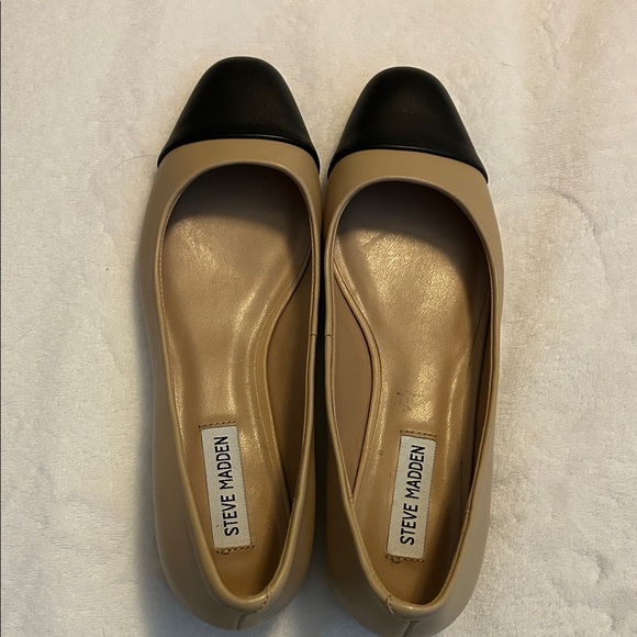 Steve Madden Two-Tone Black and Tan Flats - Picture 1 of 8
